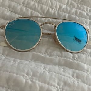 Blue mirrored Ray-Ban Aviators